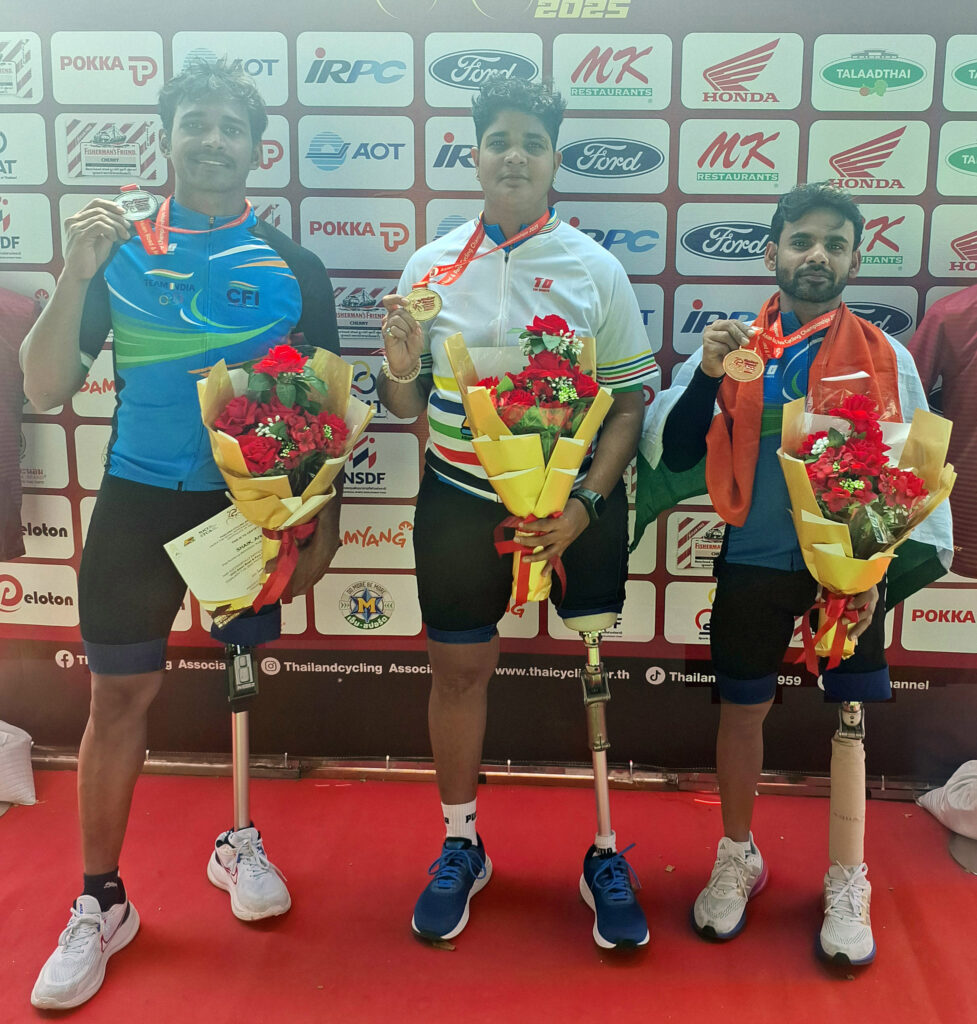 Indian Paracyclists (L-R) Arshad Shaik, Jyoti Gaderiya and Jalaluddin Ansari with Silver, Gold & Bronze won by them respectively; on the second day at the Asian Road & Paracycling Championship held at Phichit, Thailand, today.