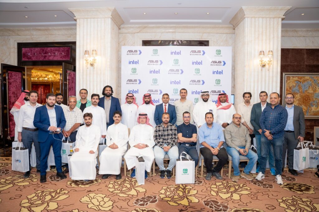 Executives from ASUS and Alfalak Electronic Equipment and Supplies Co. with attendees at the event.