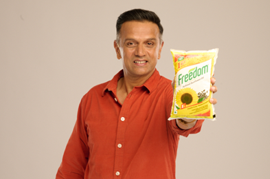 Rahul Dravid with Freedom Refined Sunflower Oil.