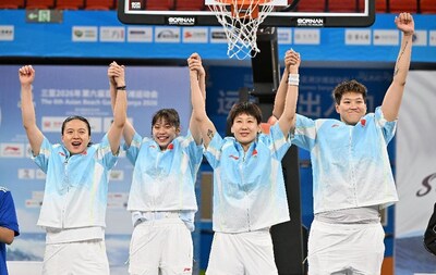 On April 29, the champion Chinese team at the medal ceremony (Photo by Guo Cheng / Xinhua News Agency)